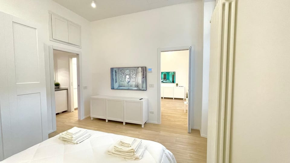 Bed, TV and multimedia, Photo of the whole room, Bedroom, wardrobe