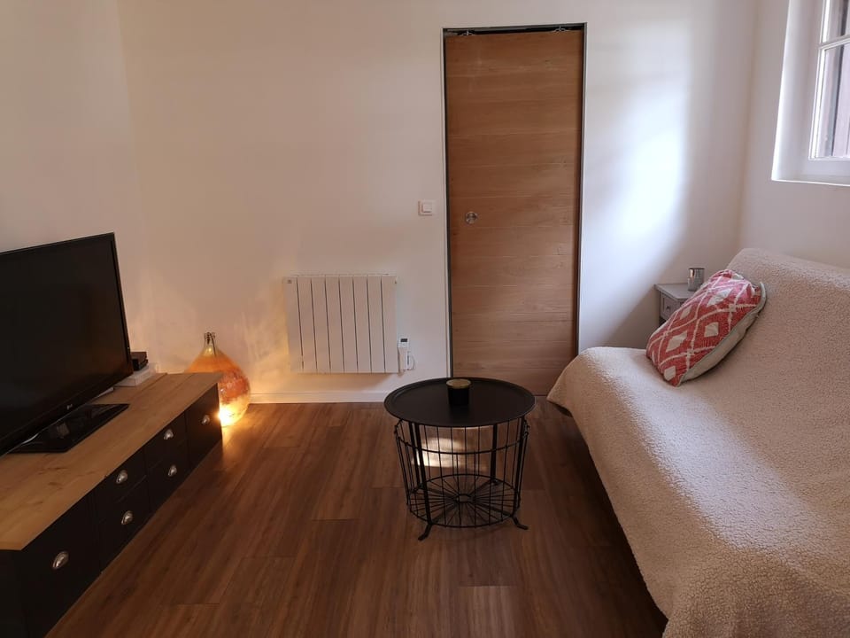 TV and multimedia, Living room, Seating area, internet