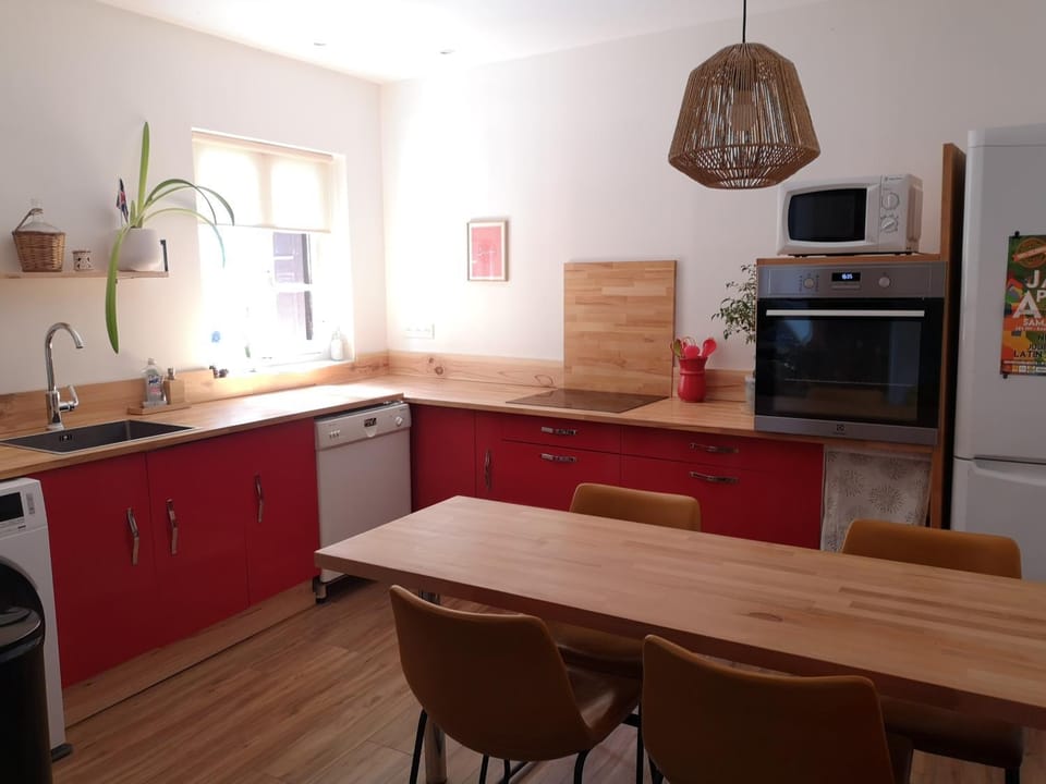 Kitchen or kitchenette, Dining area, dishwasher, minibar, pet friendly, stove