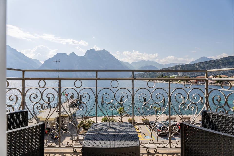 View (from property/room), Balcony/Terrace, City view, Lake view, Mountain view