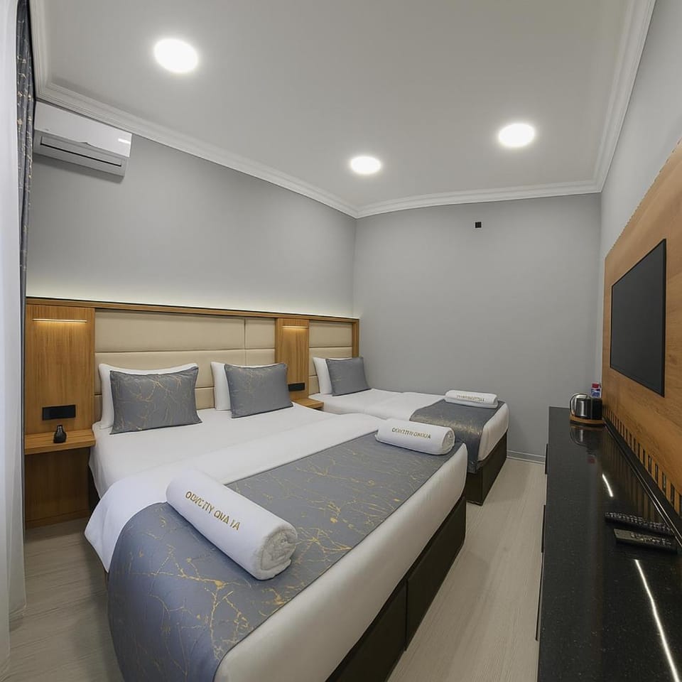 Communal lounge/ TV room, Bed, TV and multimedia, Photo of the whole room, Bedroom, air conditioner