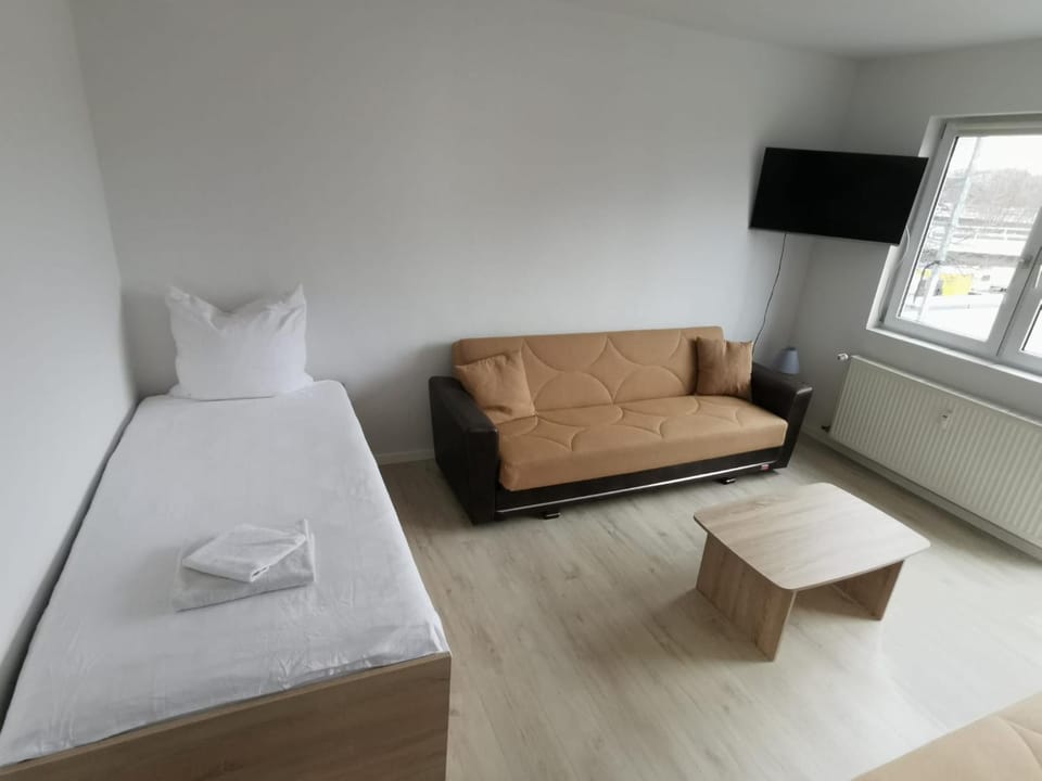 Bed, TV and multimedia, Photo of the whole room, Bedroom, towels
