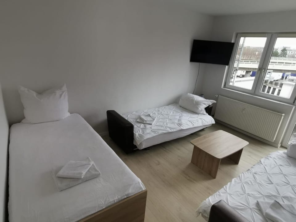 Bed, TV and multimedia, Photo of the whole room, Bedroom, towels