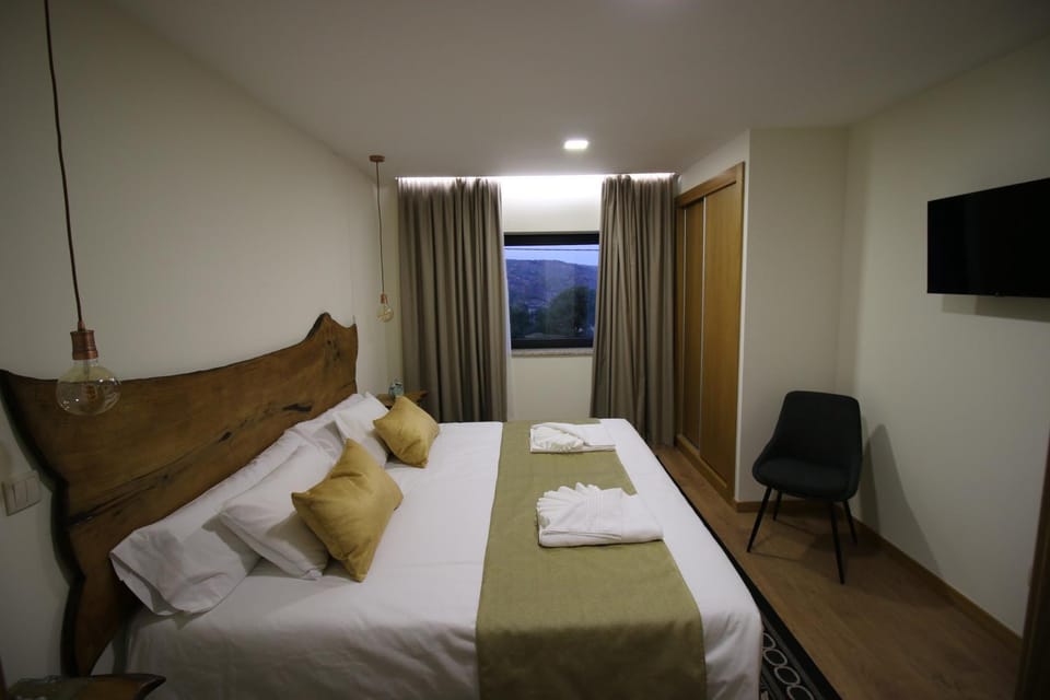 Bed, TV and multimedia, Bedroom, towels