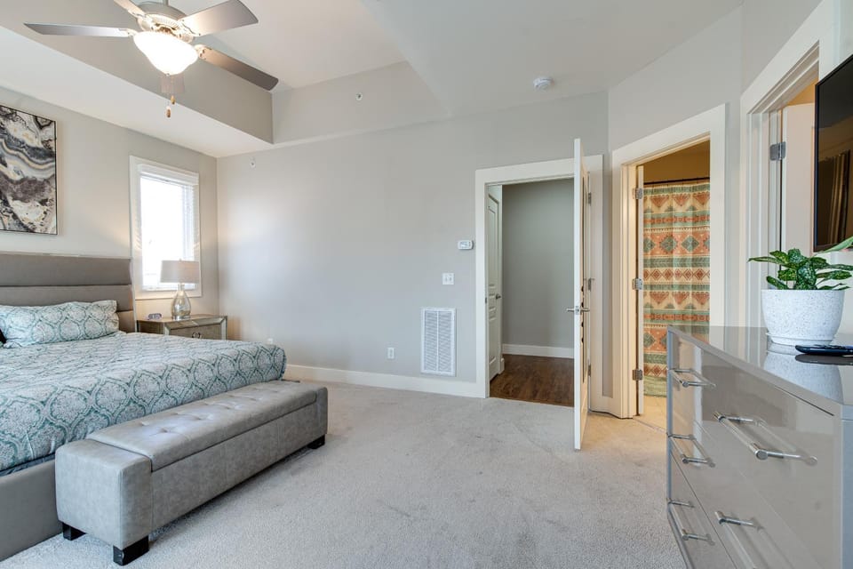 Bed, Bathroom, Photo of the whole room, Bedroom