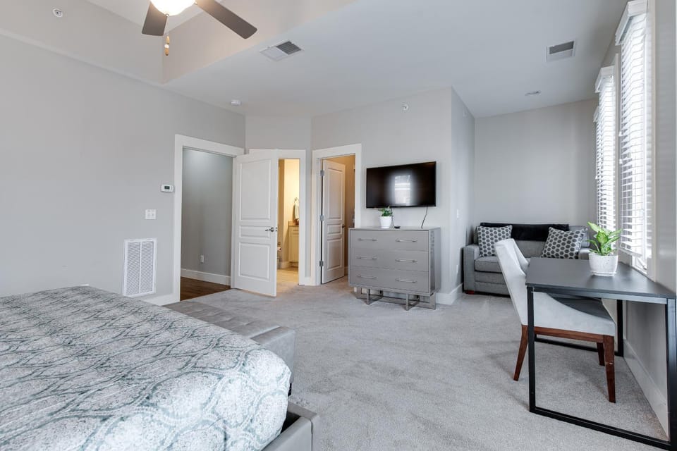 Bed, Bathroom, TV and multimedia, Photo of the whole room, Seating area, Bedroom