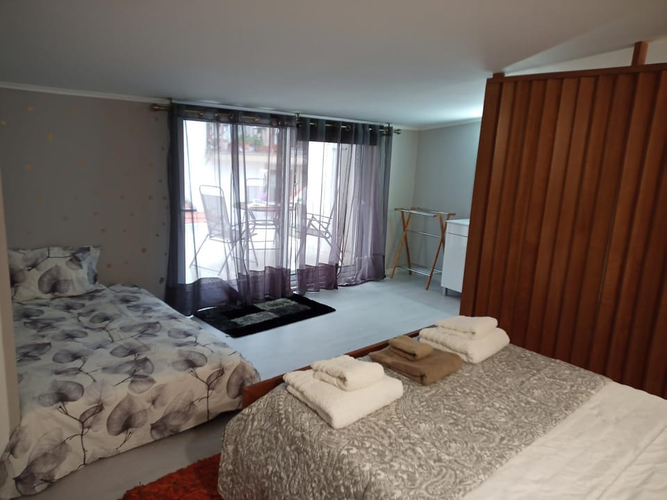 Bed, Bedroom, towels