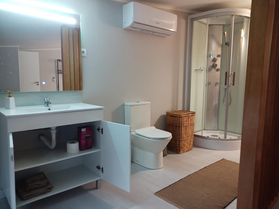 Shower, Bathroom, air conditioner
