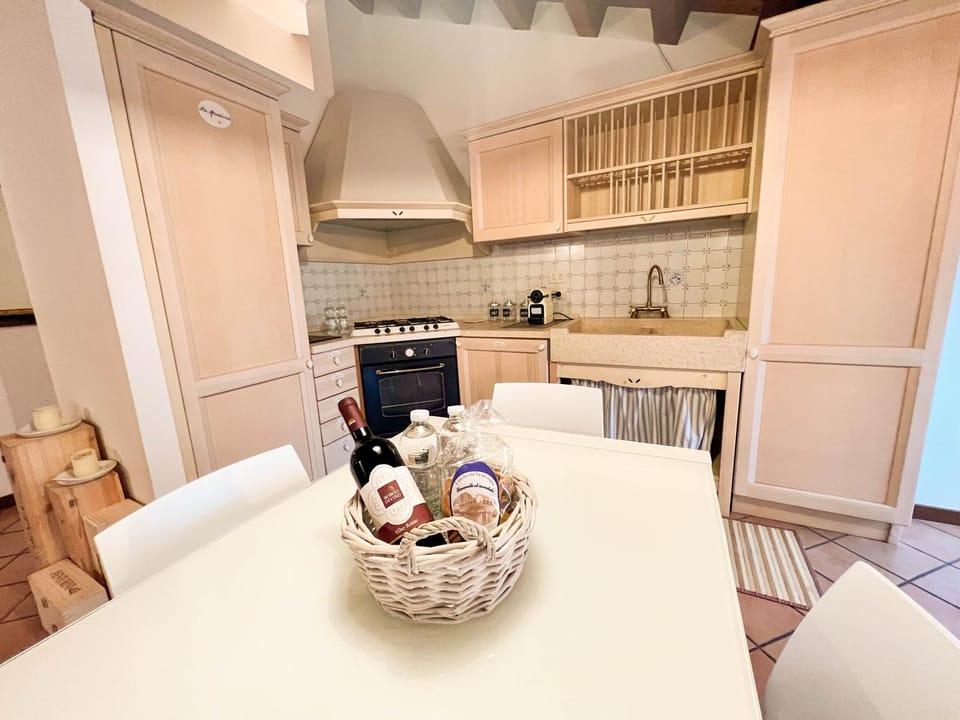 Kitchen or kitchenette, Dining area, pet friendly