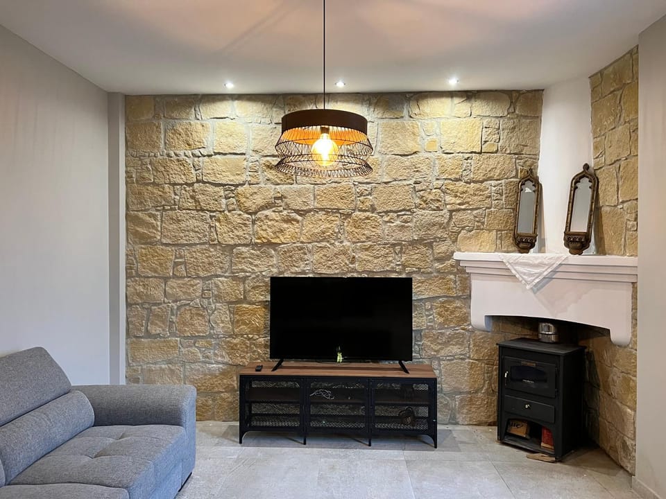 TV and multimedia, Living room, Seating area, flat iron