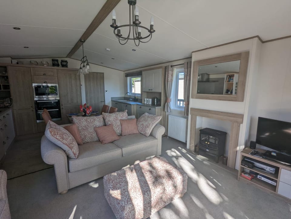 TV and multimedia, Kitchen or kitchenette, Living room, Seating area