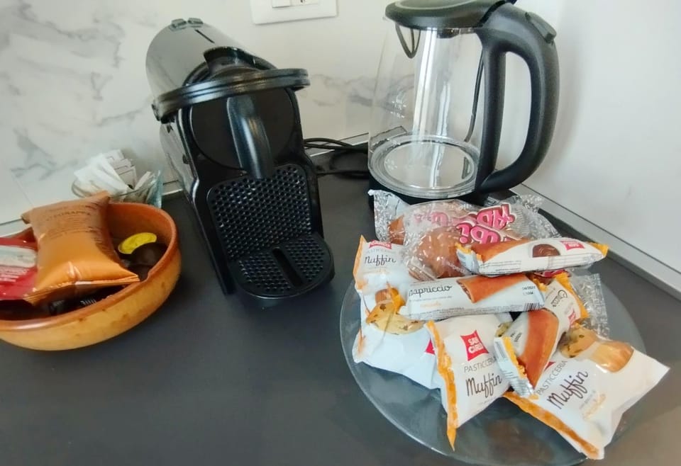 Coffee/tea facilities, Kitchen or kitchenette, Food and drinks, Food