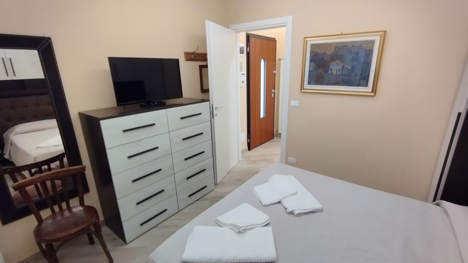 Bed, TV and multimedia, Photo of the whole room, wardrobe