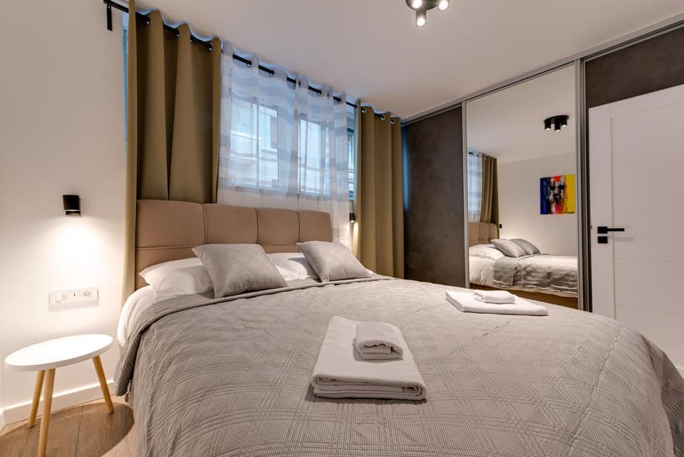 Photo of the whole room, Bedroom, wardrobe