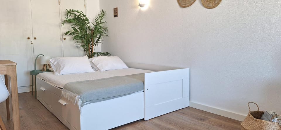Bed, Living room