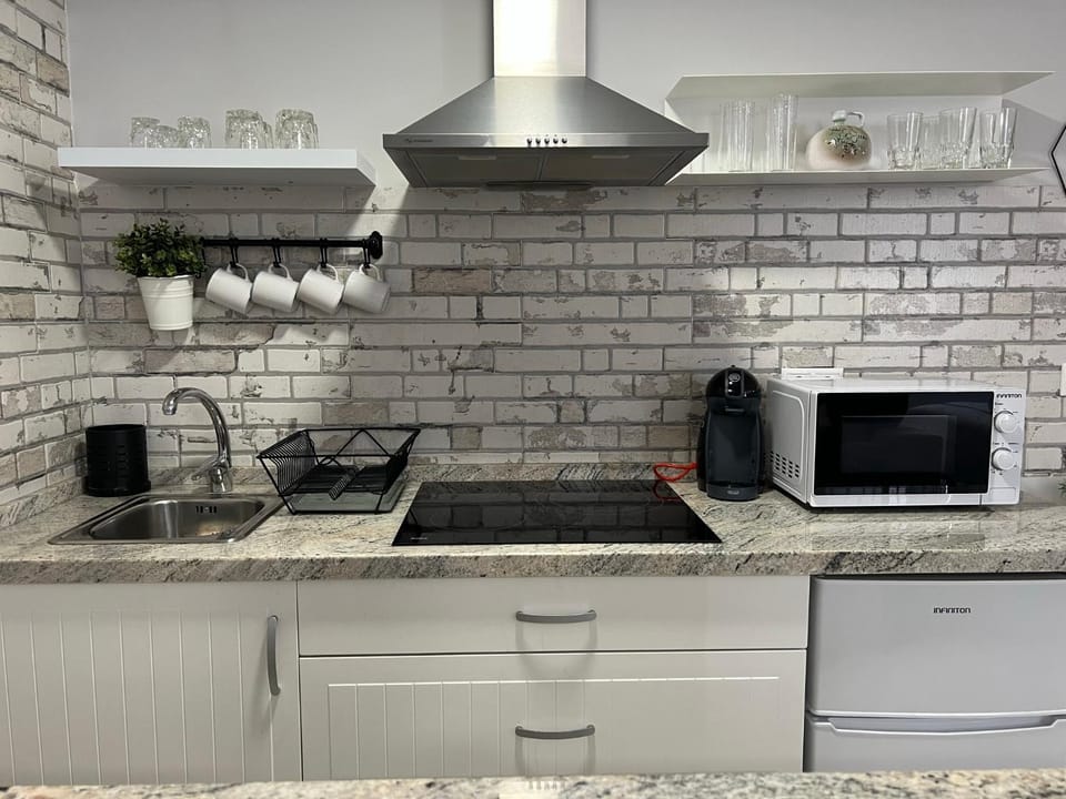 Kitchen or kitchenette, minibar