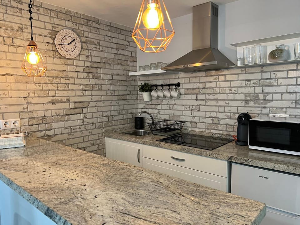 Kitchen or kitchenette, minibar, stove