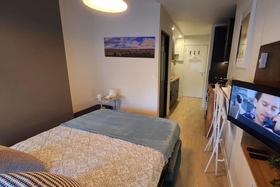 Bed, TV and multimedia, Photo of the whole room, Bedroom