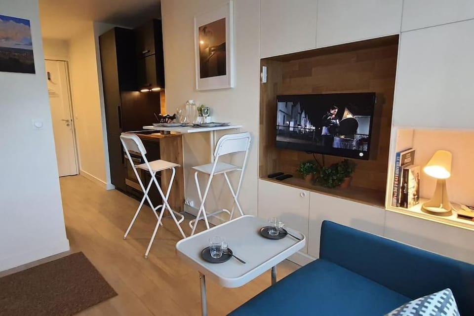 TV and multimedia, Kitchen or kitchenette, Living room, Seating area