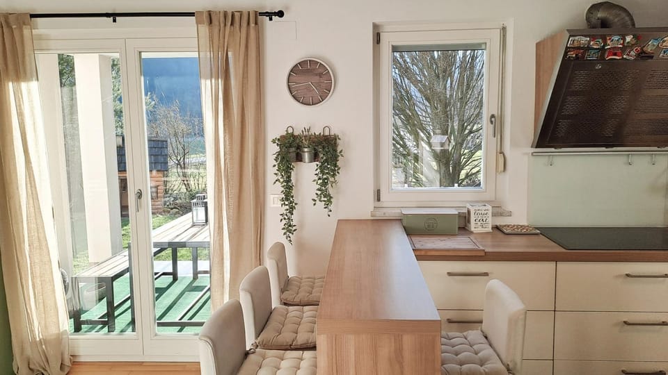 Kitchen or kitchenette, Seating area