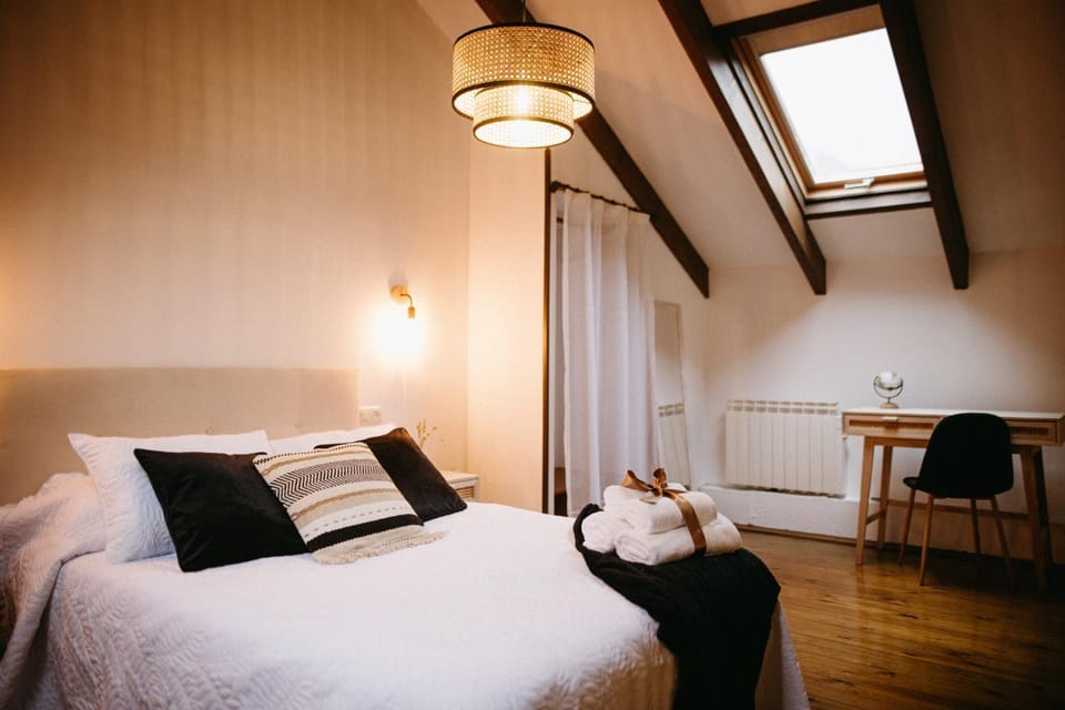 Bed, Photo of the whole room, Seating area