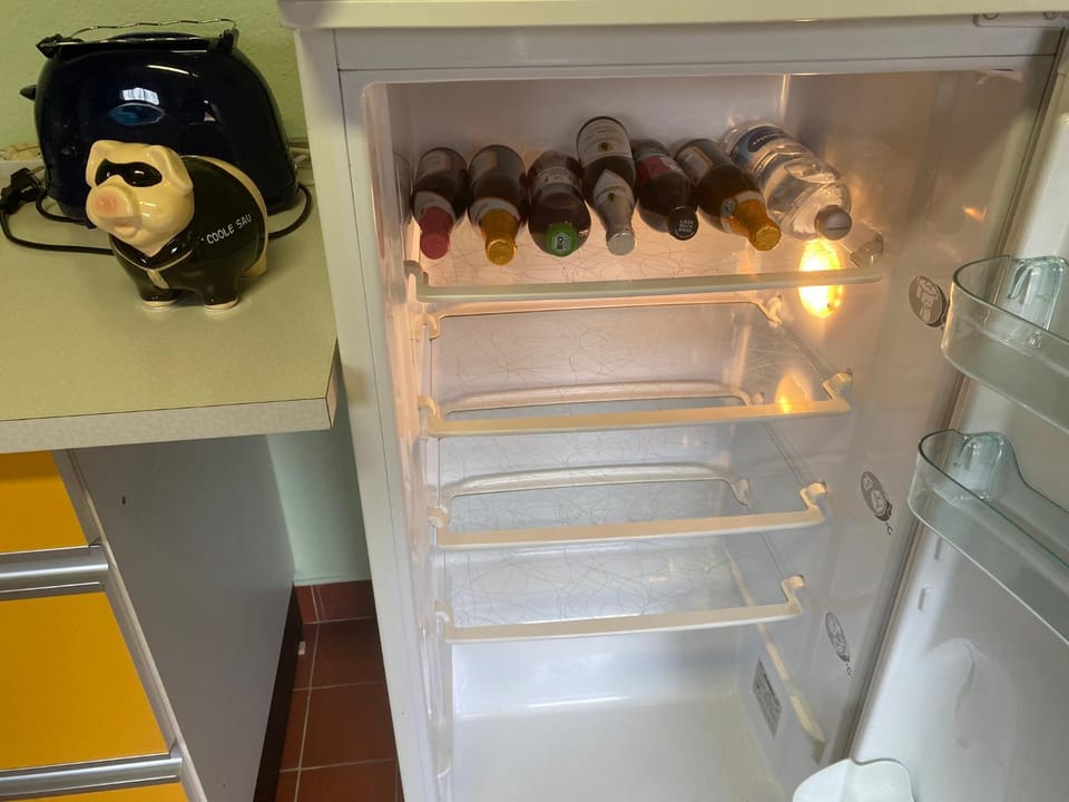 Kitchen or kitchenette, Alcoholic drinks, Non alcoholic drinks, oven