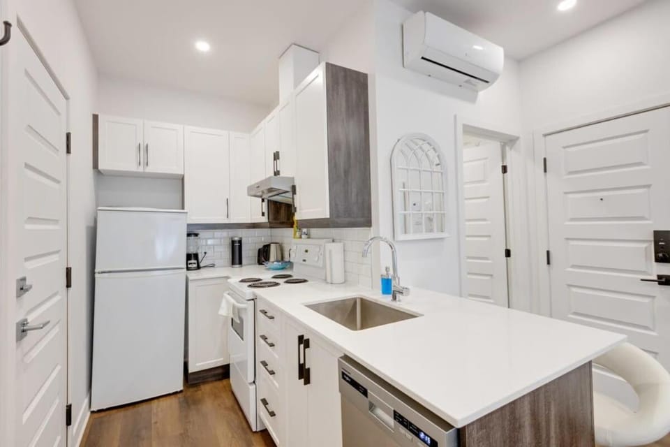 Le Mile End by M11 - Upscale Studio with Queen Bed Apartment in Laval