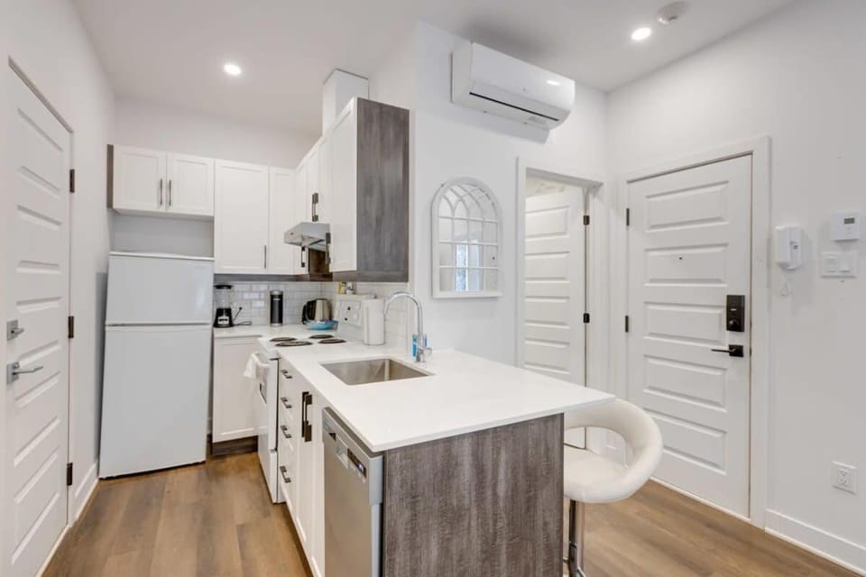Le Mile End by M11 - Upscale Studio with Queen Bed Apartment in Laval
