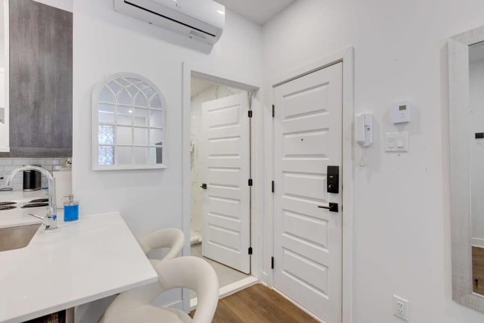 Le Mile End by M11 - Upscale Studio with Queen Bed Apartment in Laval
