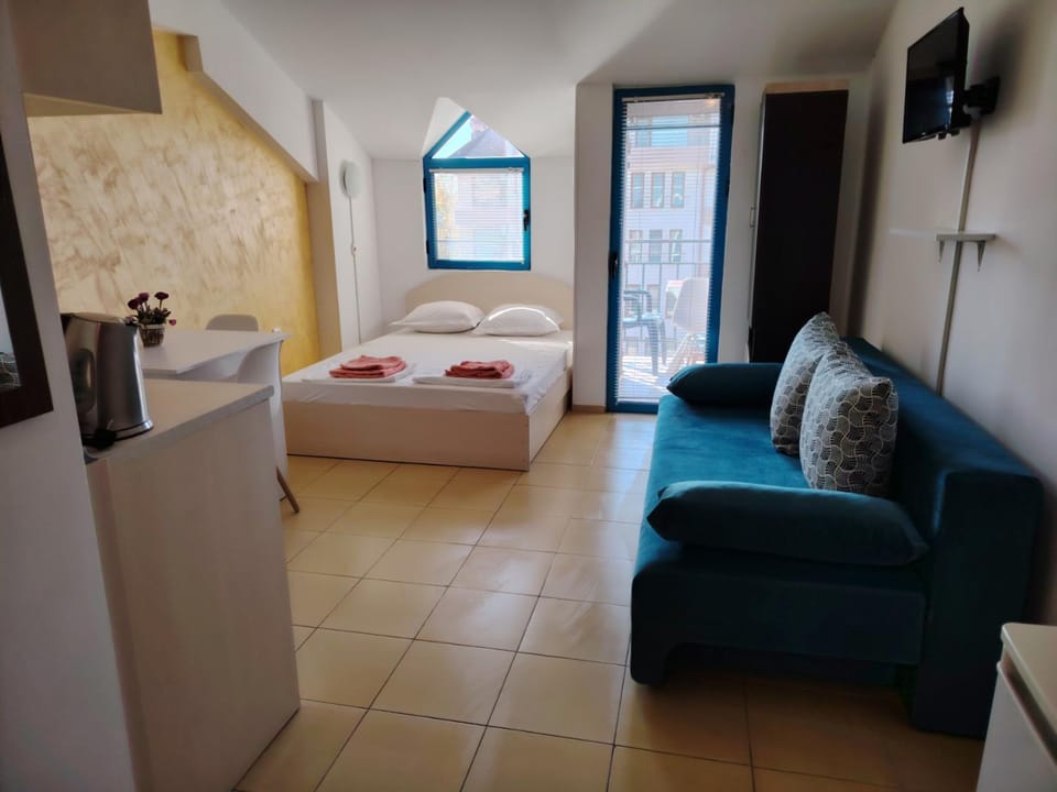 Bed, TV and multimedia, Living room, Photo of the whole room, Bedroom