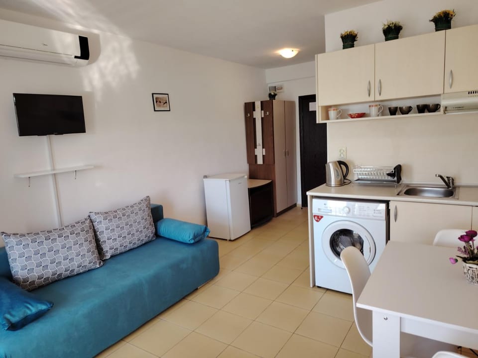 TV and multimedia, Kitchen or kitchenette, minibar, stove, washing machine, air conditioner