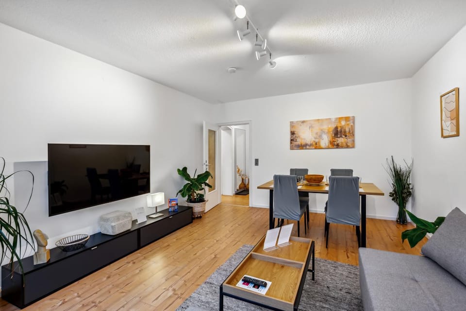 Communal lounge/ TV room, TV and multimedia, Living room, Seating area, Dining area, Evening entertainment