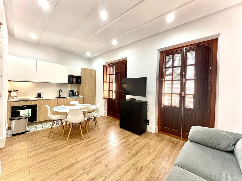 Communal lounge/ TV room, TV and multimedia, Living room, Dining area