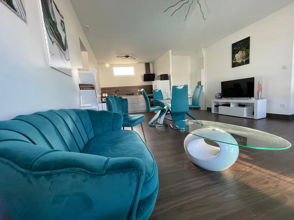 Communal lounge/ TV room, TV and multimedia, Living room