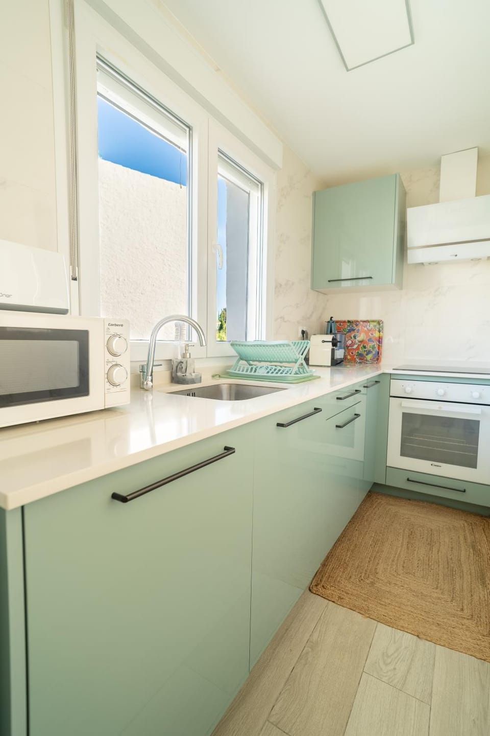 Coffee/tea facilities, Kitchen or kitchenette, microwave, oven, stove, kitchen