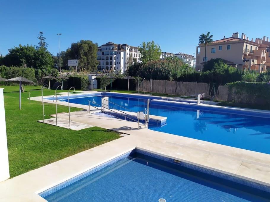 Day, Swimming pool, sunbed