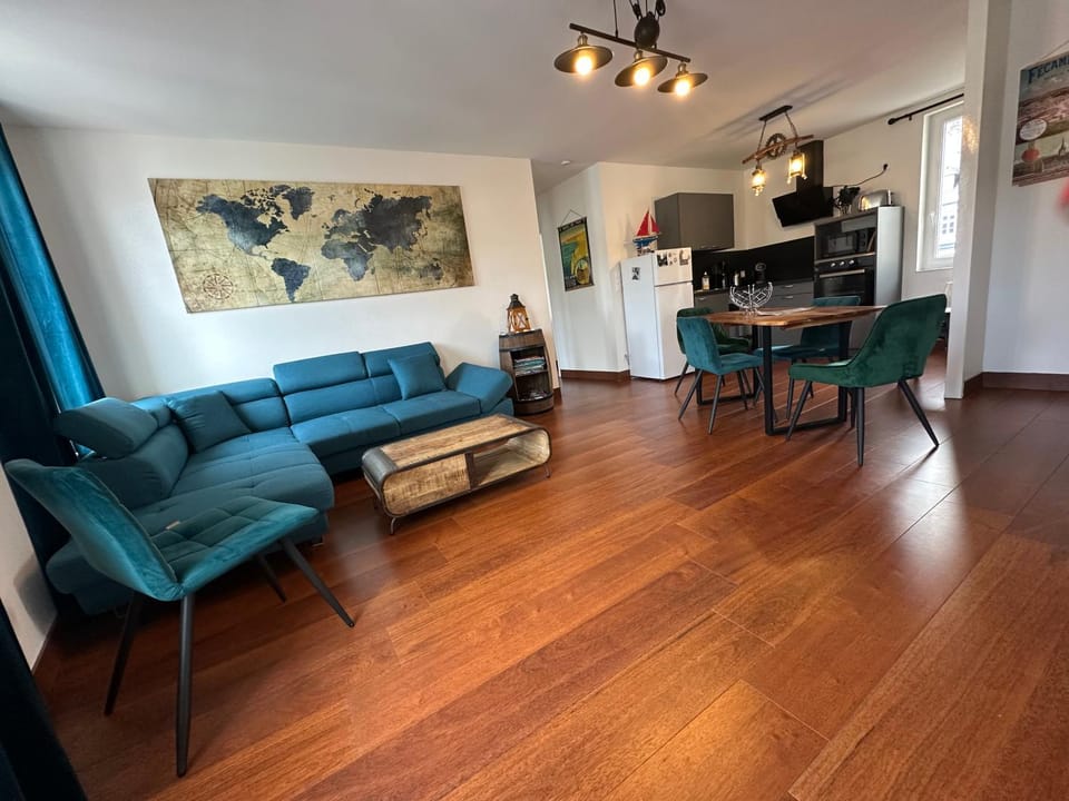 Kitchen or kitchenette, Living room, Seating area, Dining area