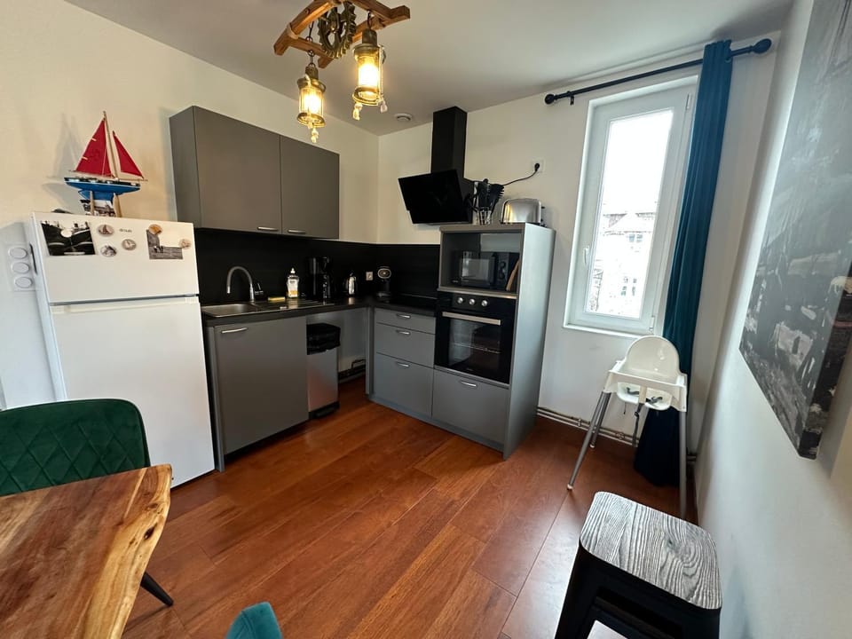 Kitchen or kitchenette, oven, stove