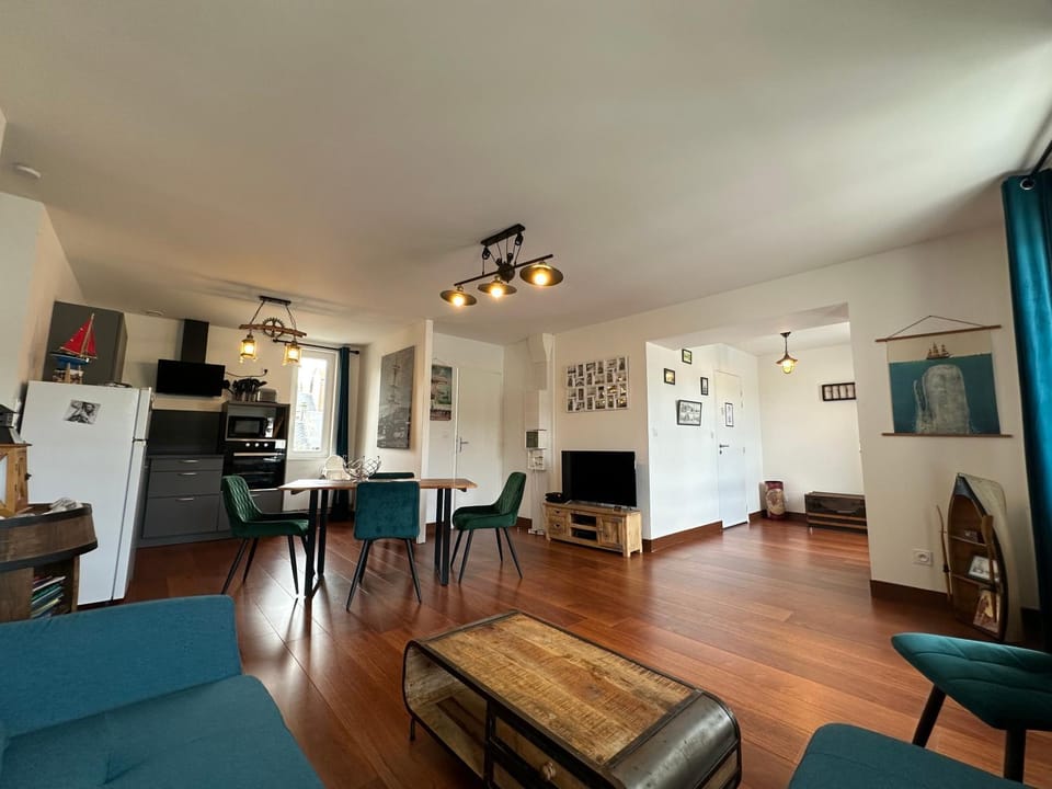 TV and multimedia, Kitchen or kitchenette, Living room, Seating area, Dining area