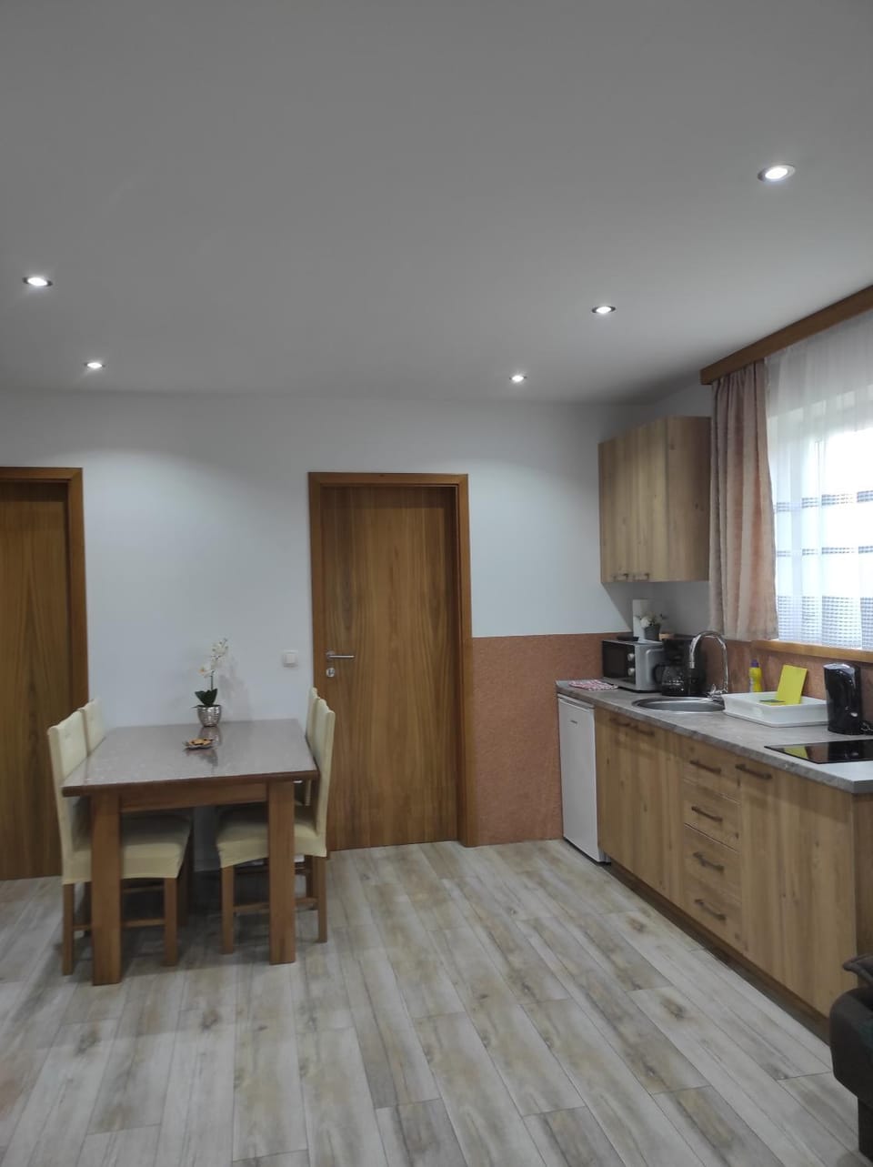 Kitchen or kitchenette, Dining area, stove