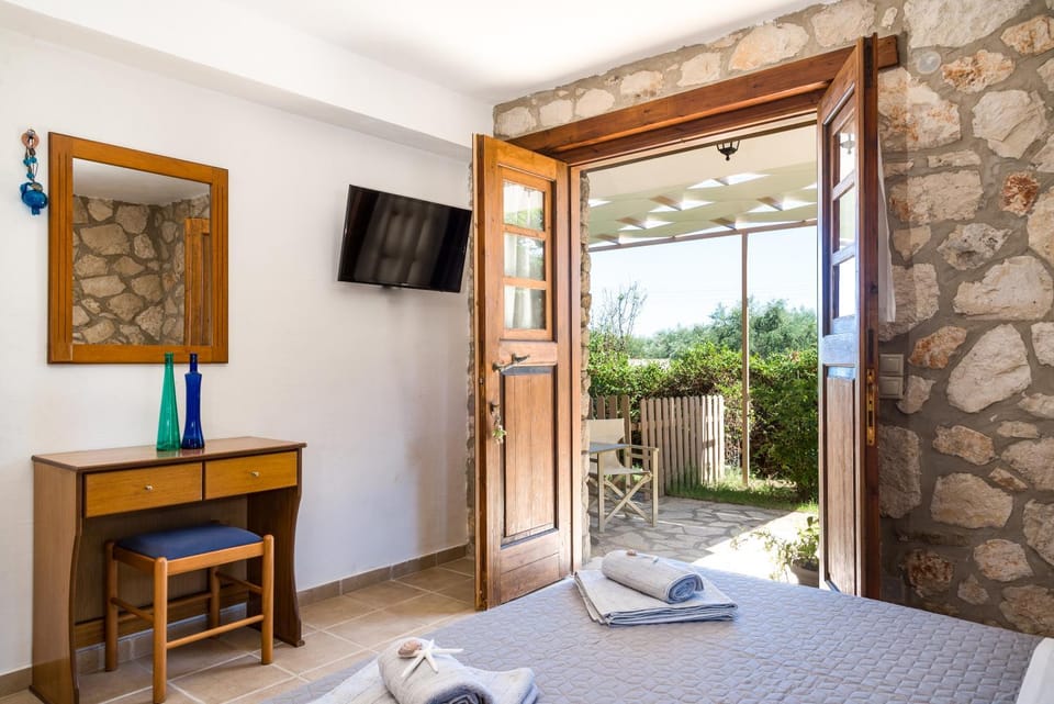 Bed, Day, TV and multimedia, View (from property/room), Balcony/Terrace, Photo of the whole room, Bedroom, towels