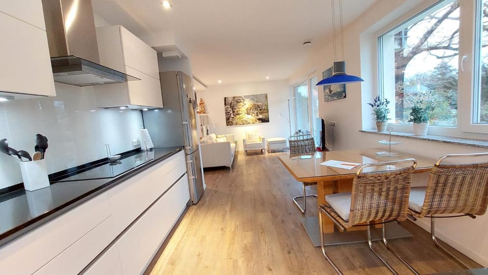 Kitchen or kitchenette, Living room, Seating area, Dining area, stove