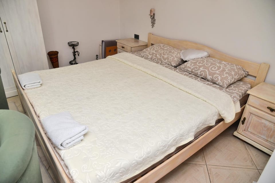 Bed, Photo of the whole room, Bedroom, towels
