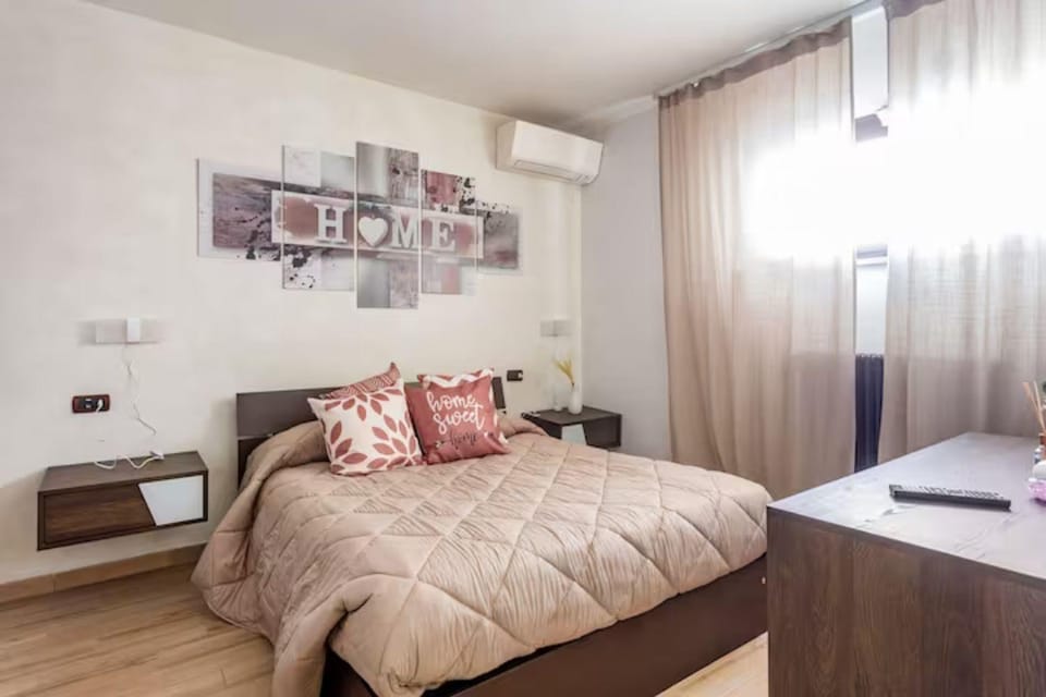 Bed, Living room, Photo of the whole room, Seating area, Bedroom, air conditioner