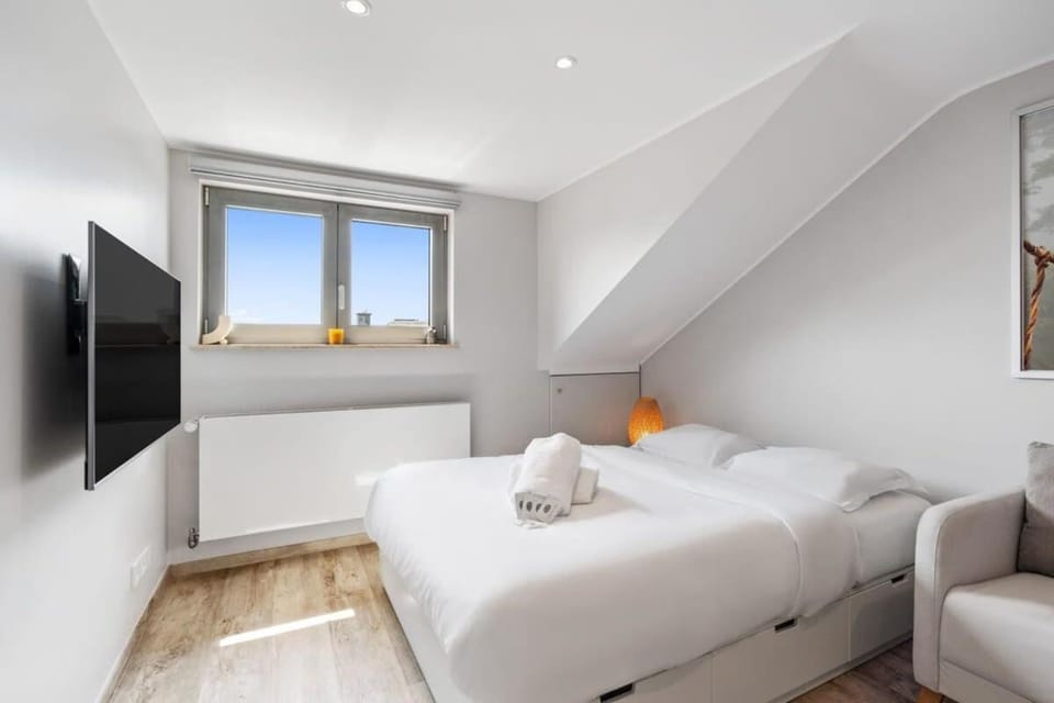 Bed, TV and multimedia, Living room, Photo of the whole room, Bedroom, towels