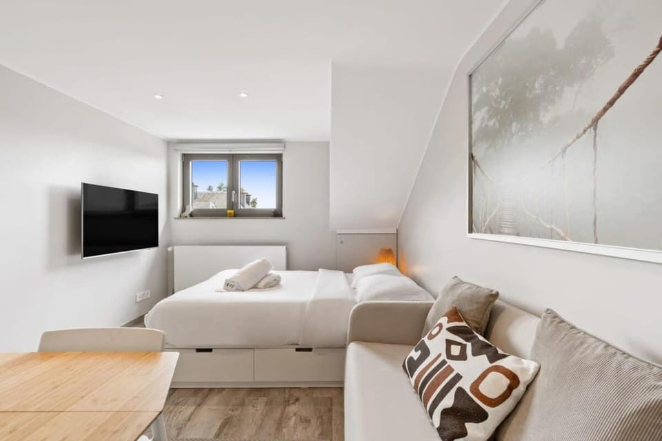 Bed, TV and multimedia, Living room, Photo of the whole room, Seating area, Bedroom, towels