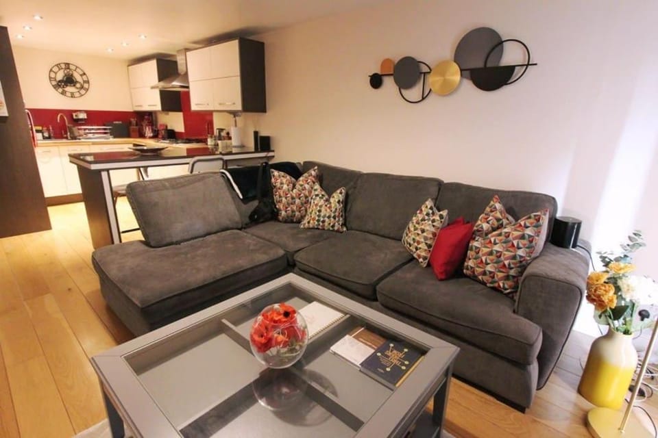 Spacious 2 Bed, 2 Bath apartment -The Shore, Leith Apartment in Edinburgh