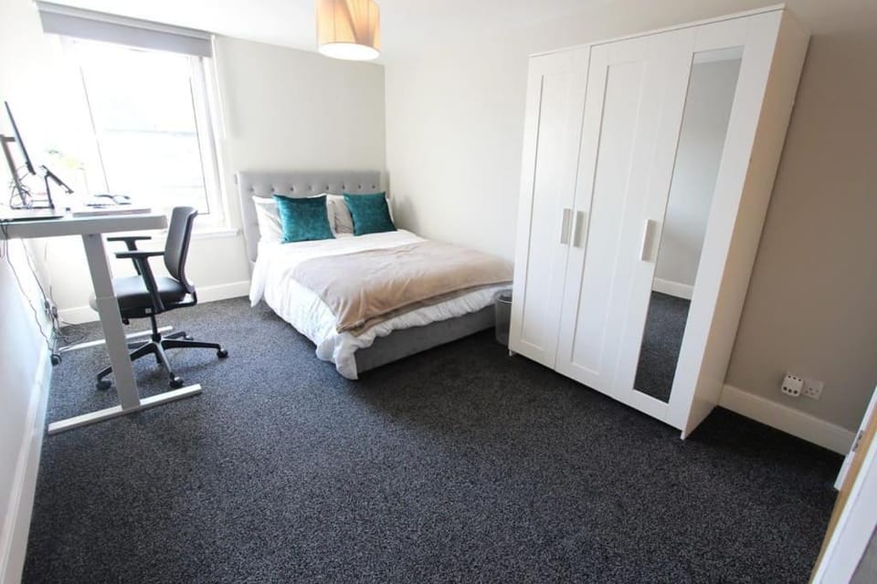 Spacious 2 Bed, 2 Bath apartment -The Shore, Leith Apartment in Edinburgh