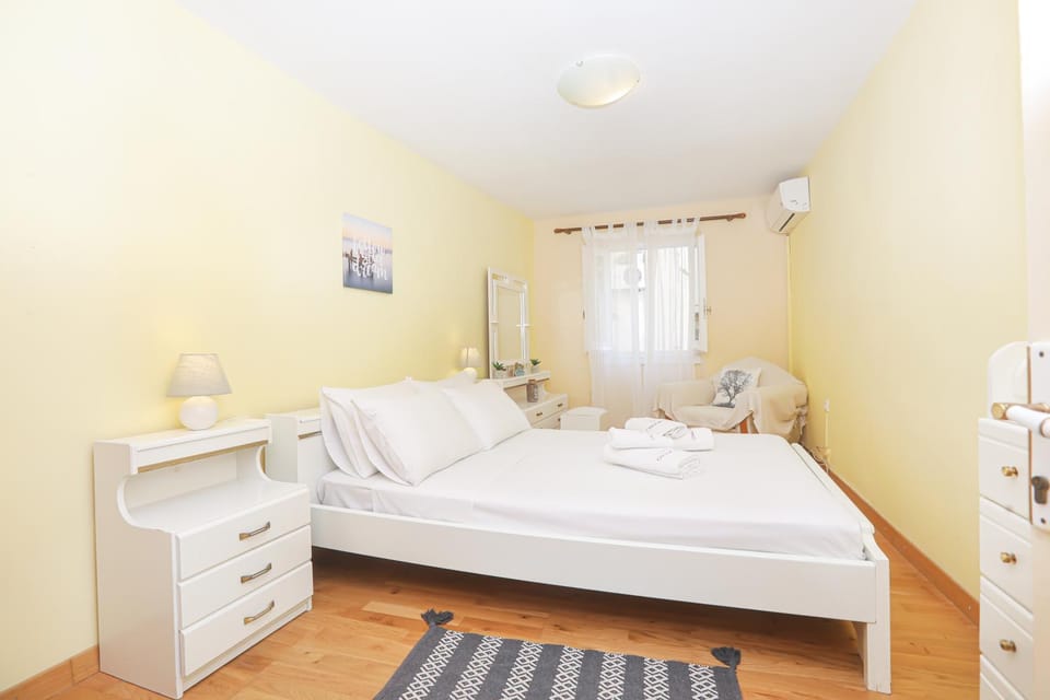 Photo of the whole room, Bedroom