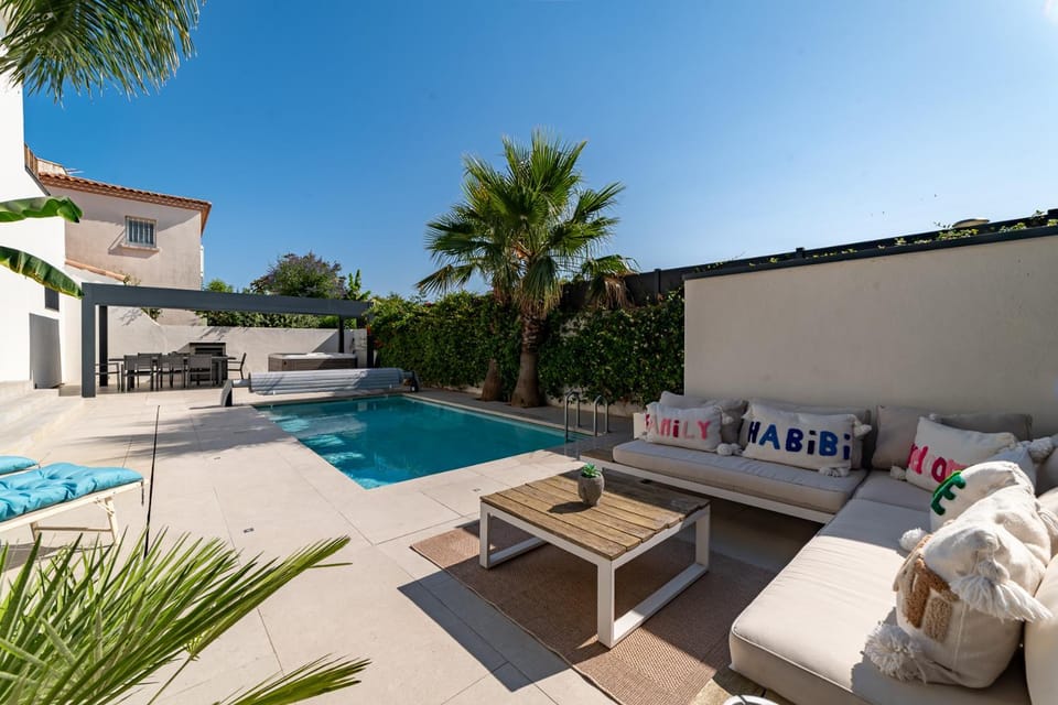 VILLA DE LUXE SUD DE LA FRANCE - PLAGE - PISCINE - JACUZZi Villa in Lattes